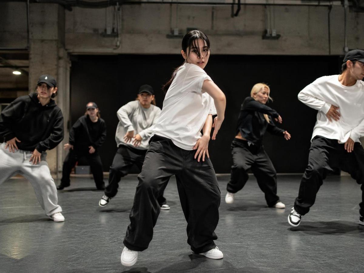 Kad gesaan penjana tarian hip hop AI foto sebenar yang berbeza 2 dalam 4: 3