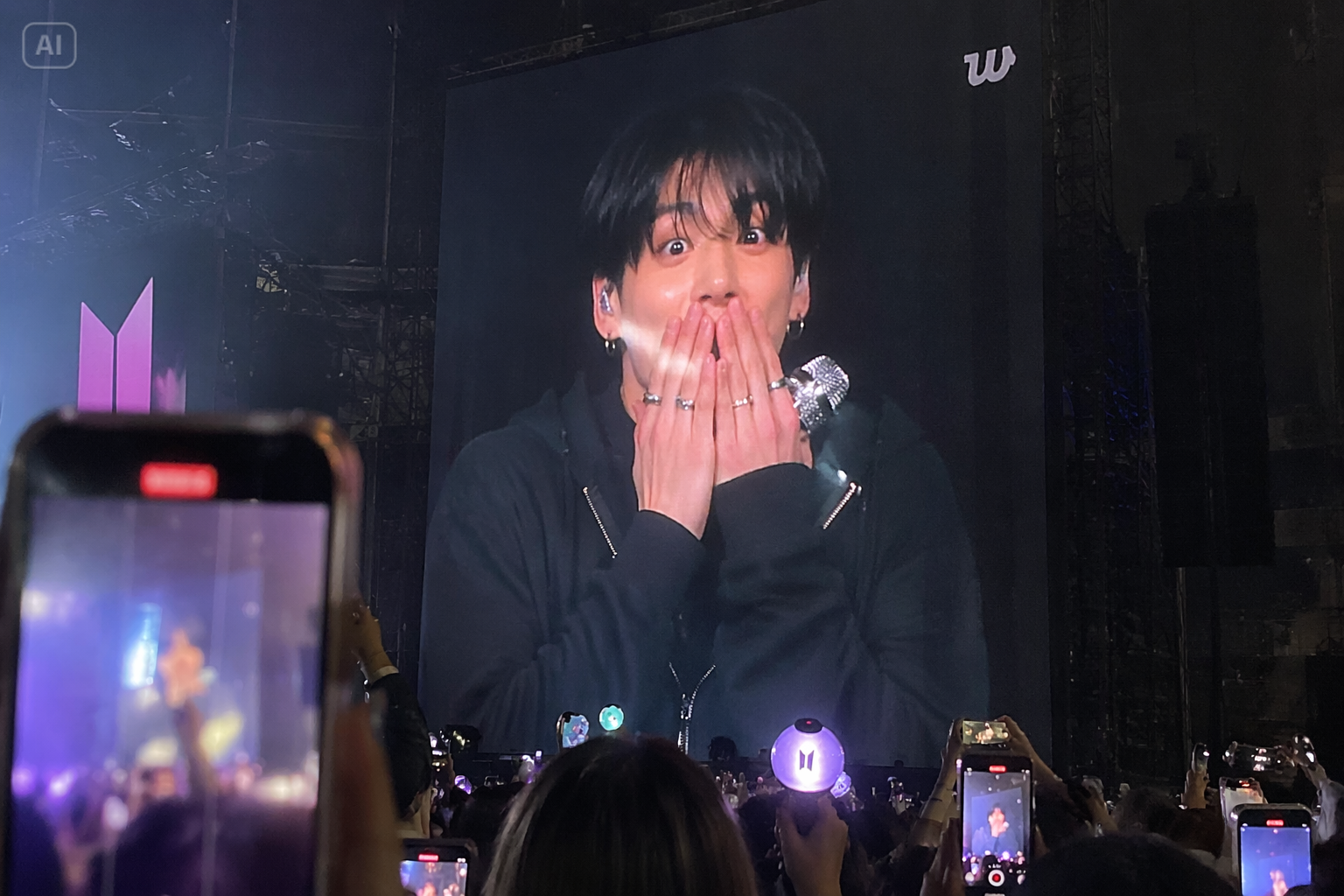 AI K-pop concierto jumbotron provoca beneficios