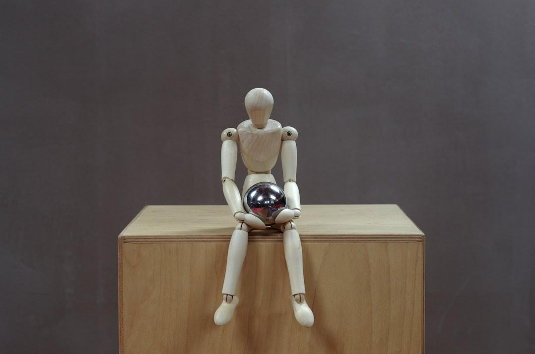 Abstraktní ilustrace myslícího robota symbolizující inteligenci a autonomii agenta umělé inteligence.