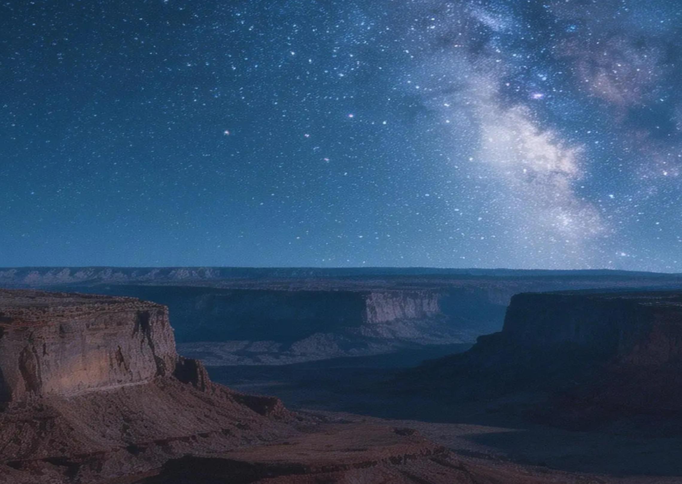 Un time-lapse di stelle che ruotano sopra un canyon nel deserto