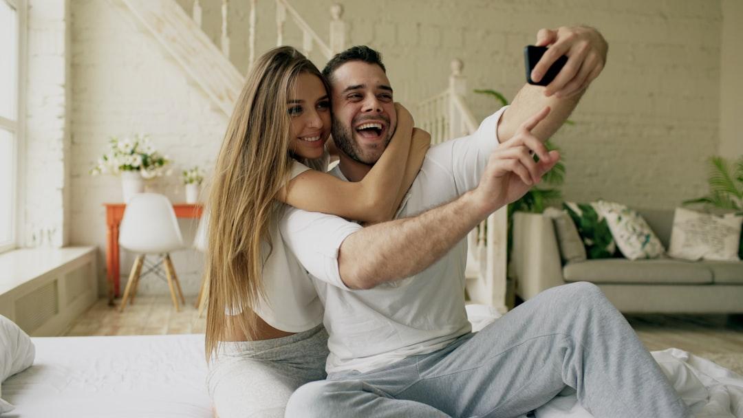 modernt par tar selfie tillsammans glada