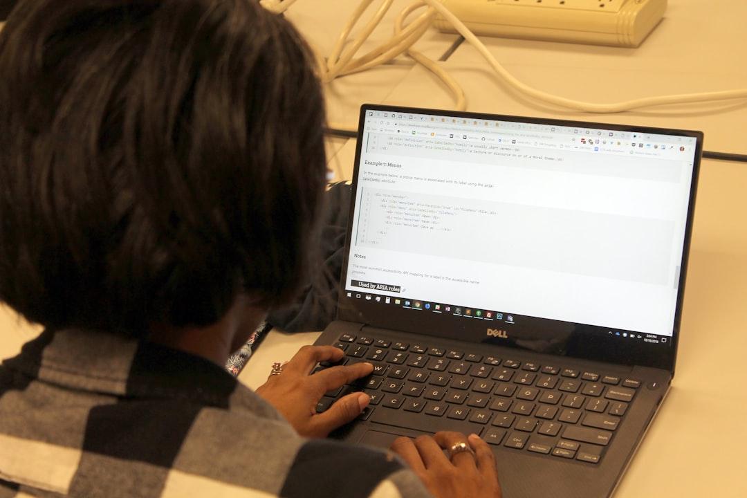 Een close-up van een persoon die een gedetailleerde prompt in een tekstvak op een computerscherm typt