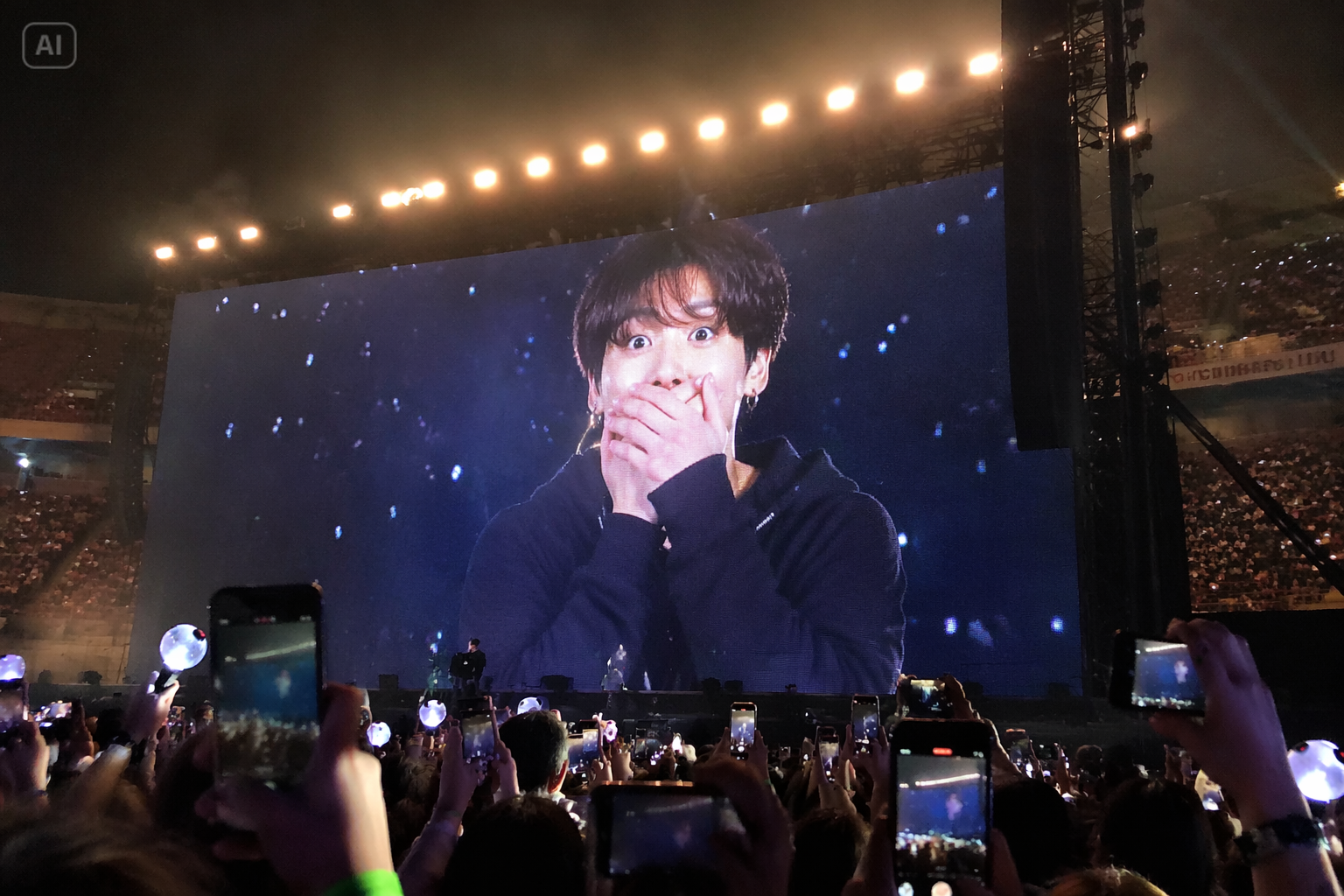 AI K-pop concierto jumbotron provoca beneficios