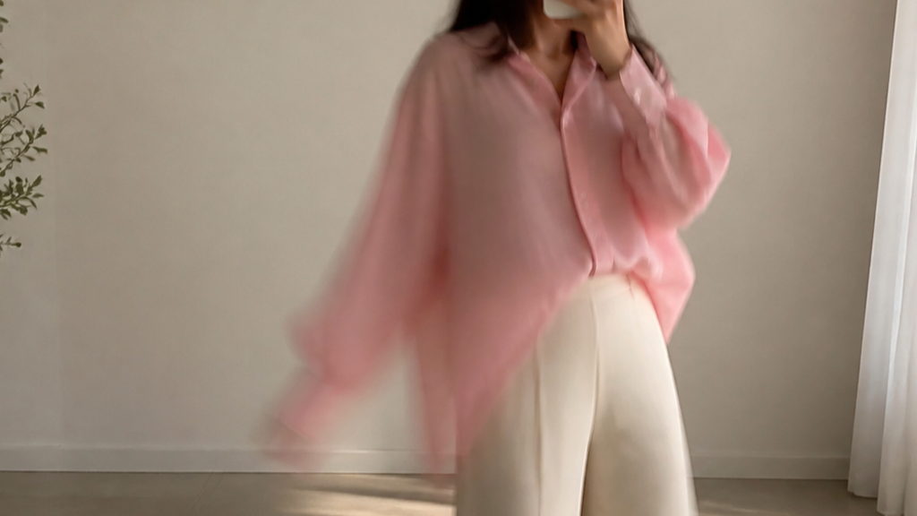IA Girl Mirror Phone Invite vidéo direction 2 original 16 : 9 visuel