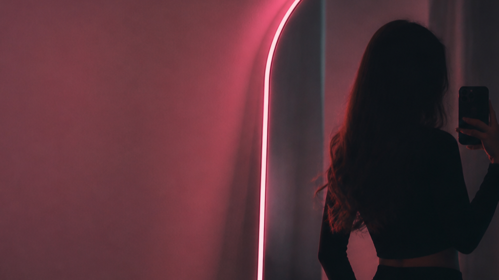 IA Girl Mirror Phone Invite vidéo direction 3 original 16 : 9 visuel