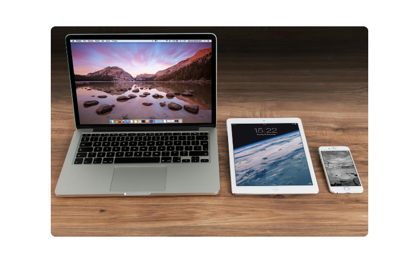 Laptop, tablet a smartphone na stole, zdůrazňující potřebu optimalizace mobilního elektronického obchodu.