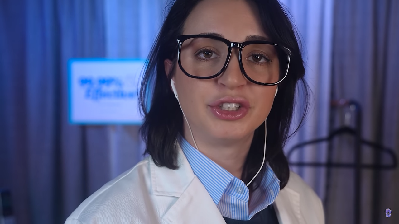 Eine Person mit Bluetooth-Kopfhörern, die mit dem HiDock P1-Gerät verbunden ist.
