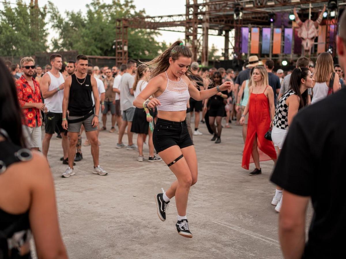 AI shuffle dance generator kartu prompt foto asli yang berbeda 2 dalam 4: 3