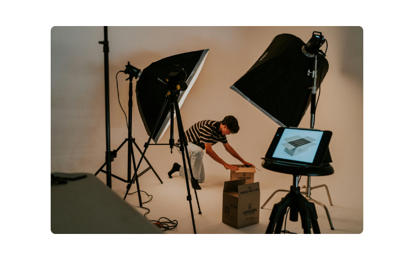 Configurare studio pentru anunțuri video de comerț electronic cu iluminare, cameră și ambalaje de produse pentru o filmare profesională.